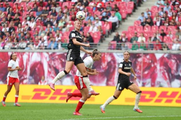 1 Bundesliga Women RB Leipzig vs FC Bayern Munich, 14 09 25 Lea Schüller 11, Bayern Munich with a header Football, Google Pixel Women Bundesliga, Season 2025 2026, 2 Matchday RB Leipzig vs FC Bayern Munich on 14 09 25, Red Bull Arena, Leipzig DFB REGULATIONS PROHIBIT ANY USE OF PHOTOGRAPHS AS IMAGE SEQUENCES AND OR QUASI VIDEO Copyright: xBEAUTIFULxSPORTS JanxKaeferx