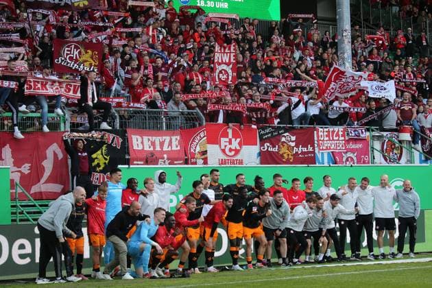 14 09 2025, xmohx, Fußball 2 Bundesliga, SpVgg Greuther Fuerth 1 FC Kaiserslautern v l Jubel, Freude über den Sieg DFL DFB REGULATIONS PROHIBIT ANY USE OF PHOTOGRAPHS as IMAGE SEQUENCES and or QUASI VIDEO Fuerth