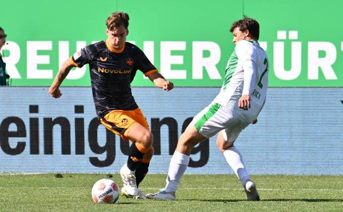 14 09 2025 Soccer Season 2025 2026 2 Soccer Bundesliga 05 Matchday SpVgg Greuther Fürth Kleeblatt 1 FC Kaiserslauten FCK Rote Teufel Sportfoto Zink xwoxzix DFL regulations prohibit any use of photographs as image sequences and or quasi video only for editorial use Florian Kleinhansl 3, 1 FC Kaiserslautern FCK Lukas Reich 2, SpVgg Greuther Fürth