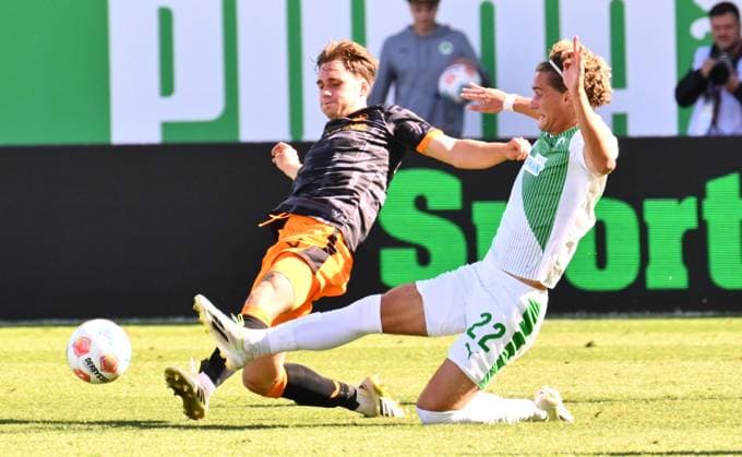 14 09 2025 Soccer Season 2025 2026 2 Soccer Bundesliga 05 Matchday SpVgg Greuther Fürth Kleeblatt 1 FC Kaiserslauten FCK Rote Teufel Sportfoto Zink xwoxzix DFL regulations prohibit any use of photographs as image sequences and or quasi video only for editorial use Florian Kleinhansl 3, 1 FC Kaiserslautern FCK Juan Cabrera 22, SpVgg Greuther Fürth