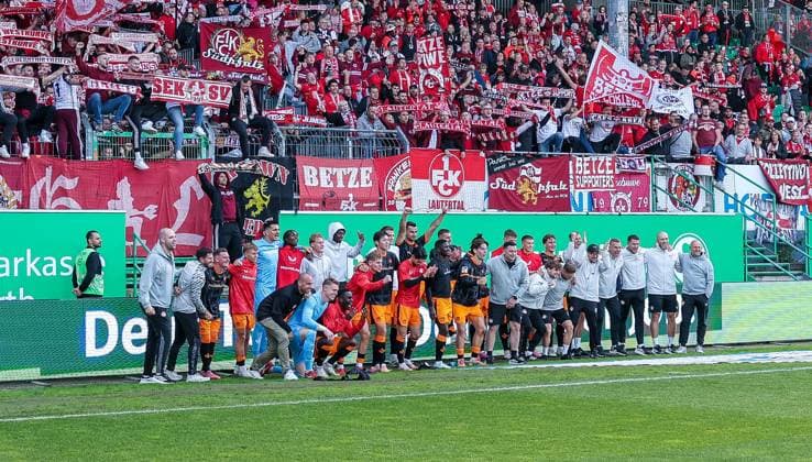 The FCK team cheers with their fans about the 0 3 away win, SpVgg Greuther Fuerth vs 1 FC Kaiserslautern, DFL, 2 Bundesliga, Season 2025 2026, Sportpark Ronhof Thomas Sommer, Hinrunde, 5 Spieltag, 14 09 2025 DFB regulations prohibit any use of photographs as image sequences and or quasi video Fuerth Bayern Germany Copyright: xkolbert-press MartinxAgüerax