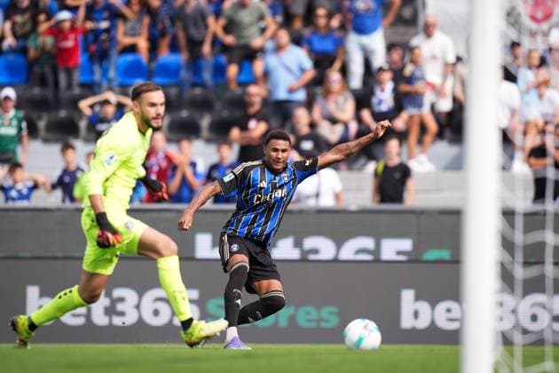 Pisa s Henrik Meister fights for the ball with Udinese s goalkeeper Razvan Sava during the Serie A soccer match between Pisa and Udinese at the Arena Garibaldi Romeo Anconetani Stadium in Pisa, north Italy - Sunday, September 14, 2025 -  Copyright: xMassimoxPaolone LaPressex