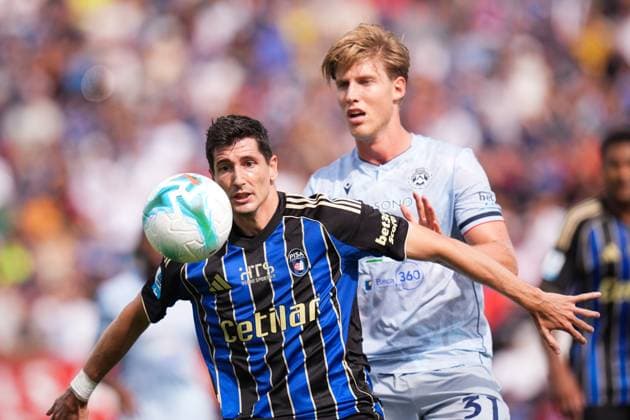PisaÕs Stefano Moreo fights for the ball with Udinese s Thomas Kristensen during the Serie A soccer match between Pisa and Udinese at the Arena Garibaldi Romeo Anconetani Stadium in Pisa, north Italy - Sunday, September 14, 2025 -  Copyright: xMassimoxPaolone LaPressex