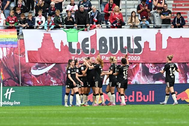 Sarah Zadrazil 25 FC Bayern Women 1 , Vanessa Gilles 2 FC Bayern Women 1 , Katharina Naschenweng 19 FC Bayern Women 1 and Stine Ballisager 3 FC Bayern Women 1 celebrate together on the pitch GPFPL RB Leipzig v FC Bayern 14 09 2025 Copyright: xJoshuaxHildebrandtx