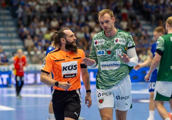 Mathias Gidsel Fuechse Berlin, 19 , discusses with the referee Marcus Hurst Handball Daikin HBL Handball Bundesliga, VfL Gummersbach Füchse Berlin, 4, Matchday, 14 09 2025 Copyright: HMBxMedia xMarcoxBader
