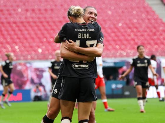 Vanessa Gilles FC Bayern Women, 02 and Klara Buehl FC Bayern Women, 17 hug, cheer, goal celebration, cheers over goal 0 3, RB Leipzig Women vs FC Bayern Women, Football, 1 Women Bundesliga, 02 Matchday, Season 2025 2026, 14 09 2025,¨ DFL REGULATIONS PROHIBIT ANY USE OF PHOTOGRAPHS AS IMAGE SEQUENCES AND OR QUASI VIDEO,¨ RB Leipzig Women vs FC Bayern Women, Football, 1 Women Bundesliga, 02 Matchday, Season 2025 2026, 14 09 2025, Google Pixel Women Bundesliga Leipzig Copyright: xEibner-Pressefoto LauraxRoemerx EP_LRR