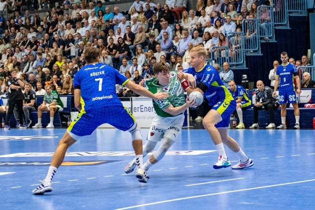 Daikin Handball Bundesliga, VfL Gummersbach Füchse Berlin 14 09 2025 Julian Köster VfL Gummersbach, 7 , Nils Lichtlein Füchse Berlin, 17 , Ellidi Vidarsson VfL Gummersbach, 4 , Daikin Handball Bundesliga, VfL Gummersbach Füchse Berlin 14 09 2025 Copyright: xBEAUTIFULxSPORTS Erlhofx