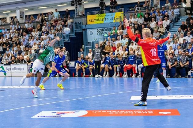 Daikin Handball Bundesliga, VfL Gummersbach Füchse Berlin 14 09 2025 Tim Freihöfer Füchse Berlin, 20 , on a seven-meter penalty against Bertram Obling VfL Gummersbach, 16 , Daikin Handball Bundesliga, VfL Gummersbach Füchse Berlin 14 09 2025 Copyright: xBEAUTIFULxSPORTS Erlhofx