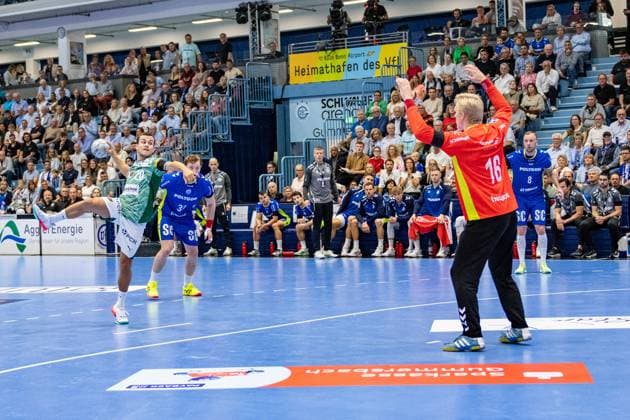 Daikin Handball Bundesliga, VfL Gummersbach Füchse Berlin 14 09 2025 Tim Freihöfer Füchse Berlin, 20 , on a seven-meter penalty against Bertram Obling VfL Gummersbach, 16 , Daikin Handball Bundesliga, VfL Gummersbach Füchse Berlin 14 09 2025 Copyright: xBEAUTIFULxSPORTS Erlhofx