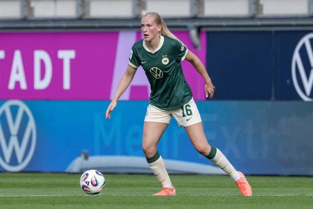 Camilla Küver VfL Wolfsburg, 16 on the ball, cropped image, single image, full body, action, action scene, THE DFB GUIDELINES PROHIBIT ANY USE OF PHOTOGRAPHS AS IMAGE SEQUENCES AND OR QUASI VIDEO DFB REGULATIONS PROHIBIT ANY USE OF PHOTOGRAPHS AS IMAGE SEQUENCES AND OR QUASI VIDEO , 14 09 2025, Wolfsburg Germany , Soccer, Google Pixel Womens Bundesliga, VfL Wolfsburg FC Carl Zeiss Jena xobx