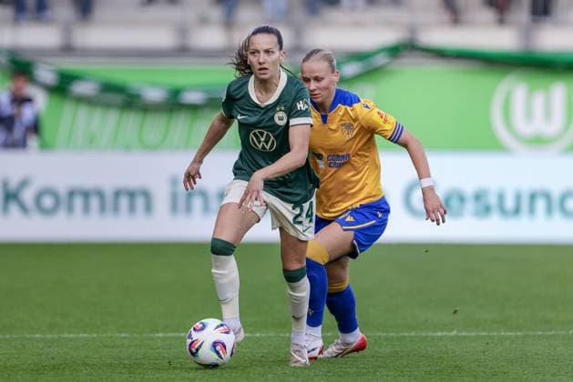 Joelle Wedemeyer VfL Wolfsburg, 24 and Isabella Jaron FC Carl Zeiss Jena, 24 in duel, duel, dynamic, action, action, game scene, THE DFB REGULATIONS PROHIBIT ANY USE OF PHOTOGRAPHS AS IMAGE SEQUENCES AND OR QUASI VIDEO , 14 09 2025, Wolfsburg Germany , Football, Google Pixel Womens Bundesliga, VfL Wolfsburg FC Carl Zeiss Jena xobx
