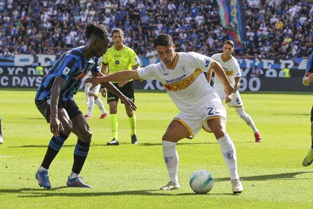 Riccardo Sottil of US Lecce battle for the ball with Odilon Kossounou of Atalanta BC during Atalanta BC vs US Lecce, 3Â° Serie A Enilive 2025-26 game at New Balance stadium in Bergamo (BG), Italy, on September 14, 2025.  Copyright: xDavidexCasentini IPAxSportx xipa-agency.netx xx IPA_64843612 IPA_Agency_IPA64843612