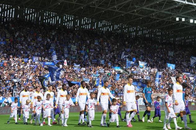 Teams enter on the pitch during the Serie A soccer match between Atalanta and Lecce at the New Balance Stadium in Bergamo , north Italy - Sunday, September 14 , 2025. - Soccer .  Copyright: xSpada LaPressex