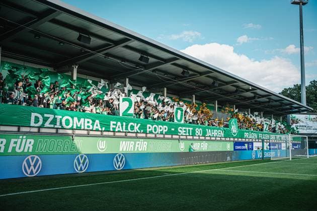 Google Pixel Womens Bundesliga VfL Wolfsburg vs FC Carl Zeiss Jena, 14 09 25 Choreography for the 80th anniversary Football, Google Pixel Womens Bundesliga, 2 Matchday VfL Wolfsburg vs FC Carl Zeiss Jena on 14 09 2025 at AOK Stadium, Wolfsburg DFB DFL REGULATIONS PROHIBIT ANY USE OF PHOTOGRAPHS AS IMAGE SEQUENCES AND OR QUASI VIDEO Copyright: xBEAUTIFULxSPORTS Tonhäuserx