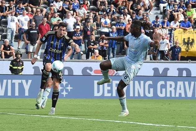 September 14, 2025, Pisa, Italy: Pisa Stefano Moreo (L) and Udinese Oumar Mickael Solet Bomawoko struggle for the ball during the italian soccer Serie A match between Pisa Sporting Club vs Udinese Calcio at Arena Garibaldi Stadium in Pisa Italy, 14 September 2025. ANSA Soccer: Serie A; Pisa Vs Udinese  - ZUMAa110 20250914_zaf_a110_038 Copyright: xGabrielexMasottix