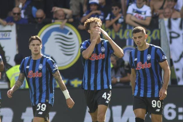 Giorgio Scalvini of Atalanta BC celebrates with team during Atalanta BC vs US Lecce, 3Â° Serie A Enilive 2025-26 game at New Balance stadium in Bergamo (BG), Italy, on September 14, 2025.  Copyright: xDavidexCasentini IPAxSportx xipa-agency.netx xx IPA_64843691 IPA_Agency_IPA64843691