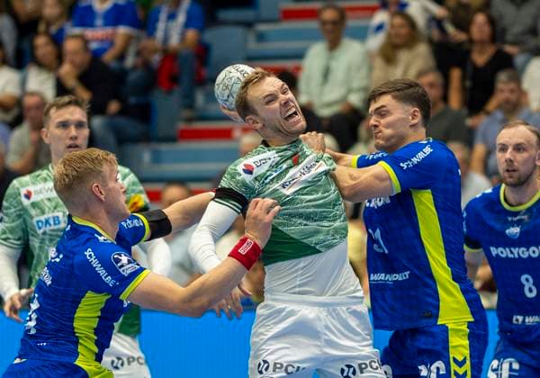 Mathias Gidsel Fuechse Berlin, 19 , is prevented from throwing by Kay Smits VfL Gummersbach, 31 Handball Daikin HBL Handball Bundesliga, VfL Gummersbach Füchse Berlin, 4, Matchday, 14 09 2025 Copyright: HMBxMedia xMarcoxBader