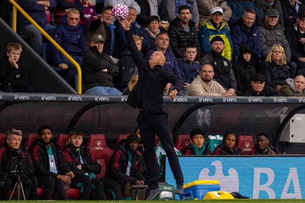 Football - FA Premier League - Burnley FC v Liverpool FC BURNLEY, ENGLAND - Sunday, September 14, 2025: Liverpool s head coach Arne Slot makes a save during the FA Premier League match between Burnley FC and Liverpool FC at Turf Moor. (Photo by David Rawcliffe Propaganda)  Copyright: xDavidxRawcliffex P2025-09-14-Burnley_Liverpool-61