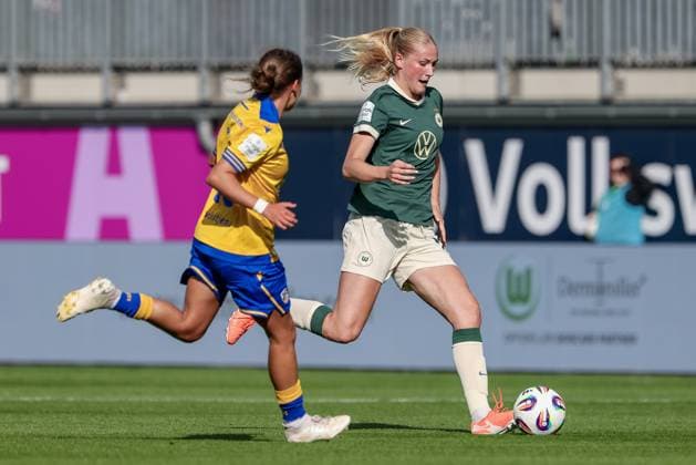 from left Lisa Gora FC Carl Zeiss Jena, 16 and Camilla Küver VfL Wolfsburg, 16 in a running duel, duel, dynamic, action, action, game scene, THE DFB REGULATIONS PROHIBIT ANY USE OF PHOTOGRAPHS AS IMAGE SEQUENCES AND OR QUASI VIDEO , 14 09 2025, Wolfsburg Germany , Football, Google Pixel Womens Bundesliga, VfL Wolfsburg FC Carl Zeiss Jena xobx