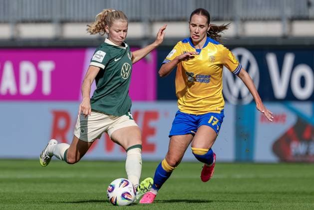 from left Justine Kielland VfL Wolfsburg, 18 and Rieke Tietz FC Carl Zeiss Jena, 17 in a duel, dynamic, action, action, game scene, THE DFB REGULATIONS PROHIBIT ANY USE OF PHOTOGRAPHS AS IMAGE SEQUENCES AND OR QUASI VIDEO , 14 09 2025, Wolfsburg Germany , Football, Google Pixel Womens Bundesliga, VfL Wolfsburg FC Carl Zeiss Jena xobx