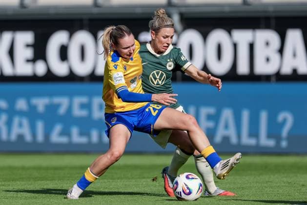 from left Emily Reske FC Carl Zeiss Jena, 28 and Svenja Huth VfL Wolfsburg, 10 in a duel, dynamic, action, game scene, THE DFB REGULATIONS PROHIBIT ANY USE OF PHOTOGRAPHS AS IMAGE SEQUENCES AND OR QUASI VIDEO , 14 09 2025, Wolfsburg Germany , Football, Google Pixel Womens Bundesliga, VfL Wolfsburg FC Carl Zeiss Jena xobx