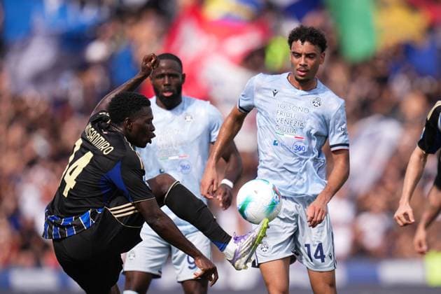 PisaÕs Ebenezer Akinsanmiro fights for the ball with Udinese s Arthur Atta during the Serie A soccer match between Pisa and Udinese at the Arena Garibaldi Romeo Anconetani Stadium in Pisa, north Italy - Sunday, September 14, 2025 -  Copyright: xMassimoxPaolone LaPressex