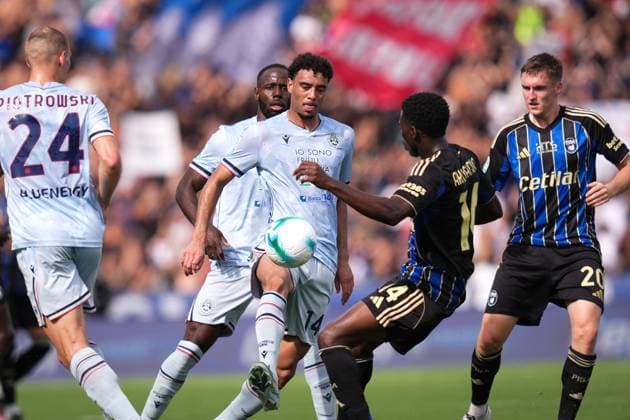 Udinese s Arthur Atta fights for the ball with PisaÕs Ebenezer Akinsanmiro during the Serie A soccer match between Pisa and Udinese at the Arena Garibaldi Romeo Anconetani Stadium in Pisa, north Italy - Sunday, September 14, 2025 -  Copyright: xMassimoxPaolone LaPressex