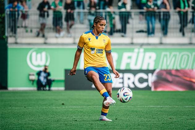 Google Pixel Frauen Bundesliga VfL Wolfsburg vs FC Carl Zeiss Jena, 14 09 25 Anna Margraf FC Carl Zeiss Jena, 18 am Ball Fußball, Google Pixel Frauen Bundesliga, 2 Spieltag VfL Wolfsburg vs FC Carl Zeiss Jena am 14 09 2025 im AOK Stadion, Wolfsburg DFB DFL REGULATIONS PROHIBIT ANY USE OF PHOTOGRAPHS AS IMAGE SEQUENCES AND OR QUASI VIDEO Copyright: xBEAUTIFULxSPORTS Tonhäuserx