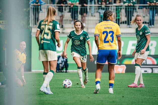 Google Pixel Womens Bundesliga VfL Wolfsburg vs FC Carl Zeiss Jena, 14 09 25 Joelle Wedemeyer VfL Wolfsburg, 24 on the ball Football, Google Pixel Womens Bundesliga, 2 Matchday VfL Wolfsburg vs FC Carl Zeiss Jena on 14 09 2025 at AOK Stadium, Wolfsburg DFB DFL REGULATIONS PROHIBIT ANY USE OF PHOTOGRAPHS AS IMAGE SEQUENCES AND OR QUASI VIDEO Copyright: xBEAUTIFULxSPORTS Tonhäuserx