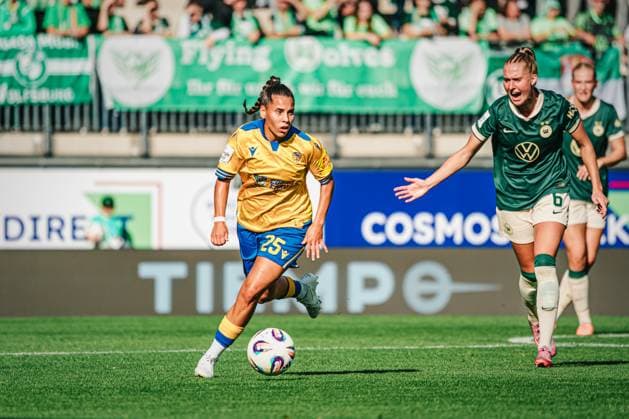 Google Pixel Womens Bundesliga VfL Wolfsburg vs FC Carl Zeiss Jena, 14 09 25 Noemi Gentile FC Carl Zeiss Jena, 25 on the ball Football, Google Pixel Womens Bundesliga, 2 Matchday VfL Wolfsburg vs FC Carl Zeiss Jena on 14 09 2025 at AOK Stadium, Wolfsburg DFB DFL REGULATIONS PROHIBIT ANY USE OF PHOTOGRAPHS AS IMAGE SEQUENCES AND OR QUASI VIDEO Copyright: xBEAUTIFULxSPORTS Tonhäuserx