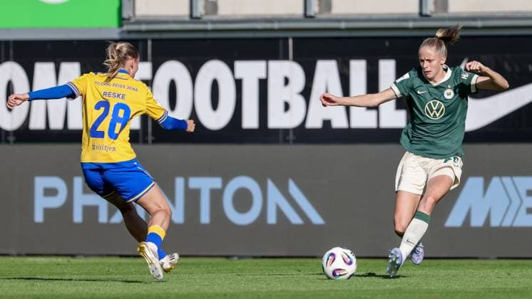 from left Emily Reske FC Carl Zeiss Jena, 28 and Vivien Endemann VfL Wolfsburg, 25 in a duel, dynamic, action, action, game scene, THE DFB REGULATIONS PROHIBIT ANY USE OF PHOTOGRAPHS AS IMAGE SEQUENCES AND OR QUASI VIDEO , 14 09 2025, Wolfsburg Germany , Football, Google Pixel Womens Bundesliga, VfL Wolfsburg FC Carl Zeiss Jena xobx
