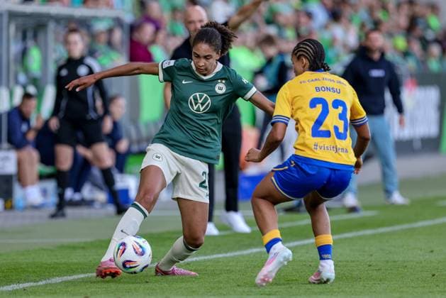 from left Cora Zicai VfL Wolfsburg, 28 and Josephine Bonsu FC Carl Zeiss Jena, 23 in a duel, dynamic, action, action, game scene, THE DFB REGULATIONS PROHIBIT ANY USE OF PHOTOGRAPHS AS IMAGE SEQUENCES AND OR QUASI VIDEO , 14 09 2025, Wolfsburg Germany , Football, Google Pixel Womens Bundesliga, VfL Wolfsburg FC Carl Zeiss Jena xobx