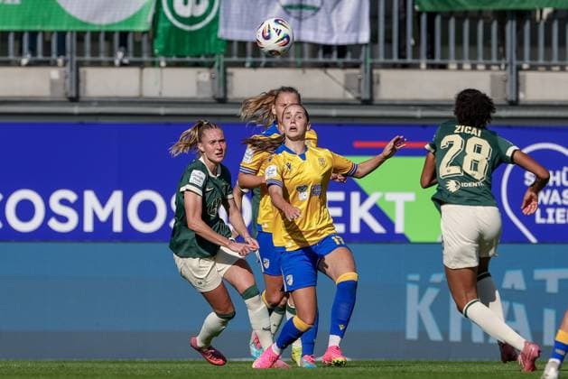 from left Janina Minge VfL Wolfsburg, 6 , Rieke Tietz FC Carl Zeiss Jena, 17 and Cora Zicai VfL Wolfsburg, 28 in duel, duel, dynamics, action, action, game scene, THE DFB REGULATIONS PROHIBIT ANY USE OF PHOTOGRAPHS AS IMAGE SEQUENCES AND OR QUASI VIDEO , 14 09 2025, Wolfsburg Germany , Football, Google Pixel Womens Bundesliga, VfL Wolfsburg FC Carl Zeiss Jena xobx