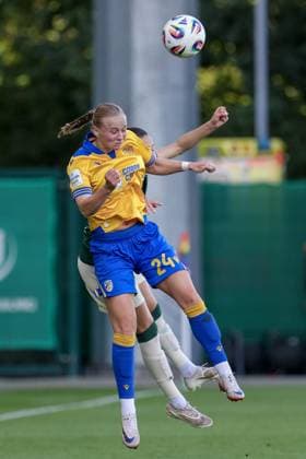 Isabella Jaron FC Carl Zeiss Jena, 24 in header duel, header, duel, action, action scene, THE DFB GUIDELINES PROHIBIT ANY USE OF PHOTOGRAPHS AS IMAGE SEQUENCES AND OR QUASI VIDEO DFB REGULATIONS PROHIBIT ANY USE OF PHOTOGRAPHS AS IMAGE SEQUENCES AND OR QUASI VIDEO , 14 09 2025, Wolfsburg Germany , Soccer, Google Pixel Womens Bundesliga, VfL Wolfsburg FC Carl Zeiss Jena xobx
