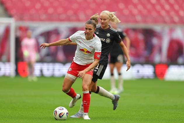 RB Leipzig Bayern Muenchen 1 Bundesliga Women Leipzig, Red Bull Arena, 14 09 2025, Football, Women, Season 2025 2026, Women Bundesliga, 2 Matchday , RB Leipzig FC Bayern Munich 0 3 0 2 , In the picture from l Sandra Starke 13, Leipzig and Pernille Harder 21, Bayern ,