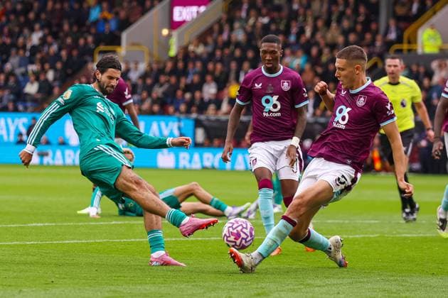 Football - FA Premier League - Burnley FC v Liverpool FC BURNLEY, ENGLAND - Sunday, September 14, 2025: Liverpool s Dominik Szoboszlai has his shotblocked by Burnley s Maxime Esteve during the FA Premier League match between Burnley FC and Liverpool FC at Turf Moor. (Photo by David Rawcliffe Propaganda)  Copyright: xDavidxRawcliffex P2025-09-14-Burnley_Liverpool-78