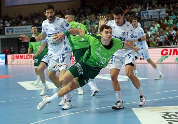 14 09 2025, xovx, Handball Daikin Handball Bundesliga, HSG Wetzlar TBV Lemgo Lippe v l Tim Suton TBV Lemgo Lippe , Josip Simic HSG Wetzlar , Samuel Zehnder TBV Lemgo Lippe Wetzlar Buderus Arena Hessen Germany EN