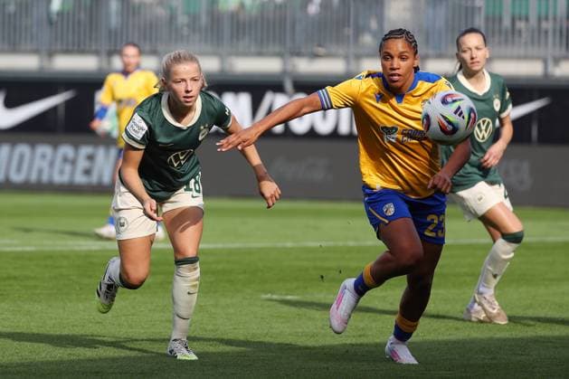 VfL , BL Women, Wolfsburg, 14 09 2025, FUßBALL VfL Wolfsburg vs FC Carl Zeiss Jena, Google Pixel Womens Bundesliga, Season 2025 26 Justine Kielland VfL Wolfsburg , Josephine Bonsu Jena Wolfsburg
