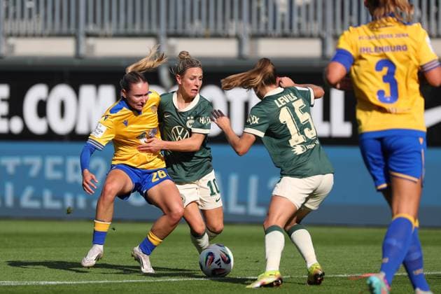 VfL , BL Women, Wolfsburg, 14 09 2025, FUßBALL VfL Wolfsburg vs FC Carl Zeiss Jena, Google Pixel Women Bundesliga, Season 2025 26 Emily Reske Jena , Svenja Huth VfL Wolfsburg , Janou Levels VfL Wolfsburg Wolfsburg
