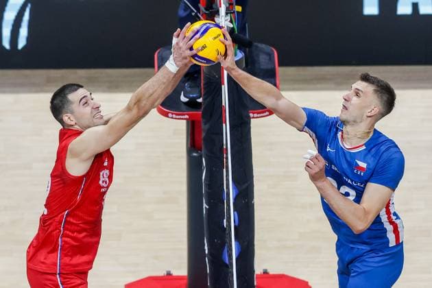 (250914) -- PASAY CITY, Sept. 14, 2025 -- Pavle Peric (L) of Serbia competes against Patrik Indra of the Czech Republic during the pool H match between the Czech Republic and Serbia at the FIVB Men s World Championship, WM, Weltmeisterschaft 2025 in Pasay City, the Philippines, on Sep. 14, 2025. ) (SP)THE PHILIPPINES-PASAY CITY-VOLLEYBALL-FIVB MEN S WORLD CHAMPIONSHIP 2025-CZE VS SRB ROUELLExUMALI 