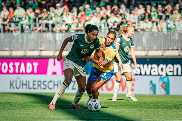 Google Pixel Women Bundesliga VfL Wolfsburg vs FC Carl Zeiss Jena, 14 09 25 Cora Zicai VfL Wolfsburg, 28 in duel with Josephine Bonsu FC Carl Zeiss Jena, 23 Soccer, Google Pixel Women Bundesliga, 2 Matchday VfL Wolfsburg vs FC Carl Zeiss Jena on 14 09 2025 at AOK Stadion, Wolfsburg DFB DFL REGULATIONS PROHIBIT ANY USE OF PHOTOGRAPHS AS IMAGE SEQUENCES AND OR QUASI VIDEO Copyright: xBEAUTIFULxSPORTS Tonhäuserx