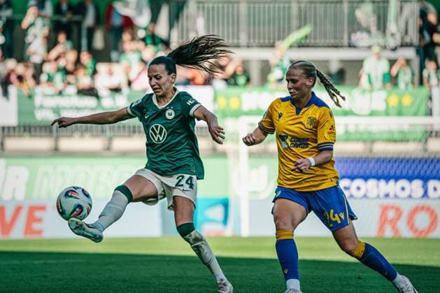 Google Pixel Women Bundesliga VfL Wolfsburg vs FC Carl Zeiss Jena, 14 09 25 Joelle Wedemeyer VfL Wolfsburg, 24 in front of Anika Metzner FC Carl Zeiss Jena, 4 on the ball Football, Google Pixel Women Bundesliga, 2 Matchday VfL Wolfsburg vs FC Carl Zeiss Jena on 14 09 2025 at AOK Stadion, Wolfsburg DFB DFL REGULATIONS PROHIBIT ANY USE OF PHOTOGRAPHS AS IMAGE SEQUENCES AND OR QUASI VIDEO Copyright: xBEAUTIFULxSPORTS Tonhäuserx