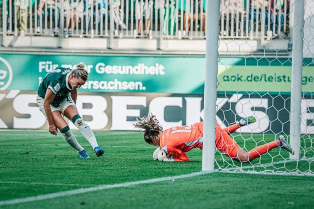 Google Pixel Women Bundesliga VfL Wolfsburg vs FC Carl Zeiss Jena, 14 09 25 Hannah Etzold FC Carl Zeiss Jena, 13 holds the double post header from Alexandra Popp VfL Wolfsburg, 11 Soccer, Google Pixel Women Bundesliga, 2 Matchday VfL Wolfsburg vs FC Carl Zeiss Jena on 14 09 2025 at AOK Stadion, Wolfsburg DFB DFL REGULATIONS PROHIBIT ANY USE OF PHOTOGRAPHS AS IMAGE SEQUENCES AND OR QUASI VIDEO Copyright: xBEAUTIFULxSPORTS Tonhäuserx