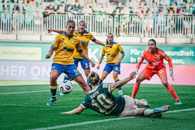 Google Pixel Frauen Bundesliga VfL Wolfsburg vs FC Carl Zeiss Jena, 14 09 25 Svenja Huth VfL Wolfsburg, 10 bringt den Ball rein im Grätschen Fußball, Google Pixel Frauen Bundesliga, 2 Spieltag VfL Wolfsburg vs FC Carl Zeiss Jena am 14 09 2025 im AOK Stadion, Wolfsburg DFB DFL REGULATIONS PROHIBIT ANY USE OF PHOTOGRAPHS AS IMAGE SEQUENCES AND OR QUASI VIDEO Copyright: xBEAUTIFULxSPORTS Tonhäuserx