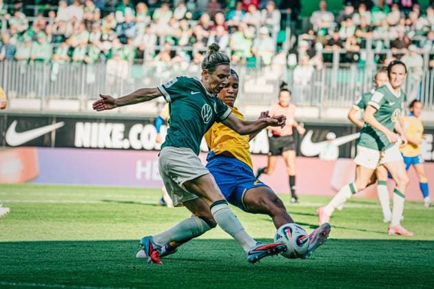 Google Pixel Frauen Bundesliga VfL Wolfsburg vs FC Carl Zeiss Jena, 14 09 25 Svenja Huth VfL Wolfsburg, 10 bringt den Ball rein Fußball, Google Pixel Frauen Bundesliga, 2 Spieltag VfL Wolfsburg vs FC Carl Zeiss Jena am 14 09 2025 im AOK Stadion, Wolfsburg DFB DFL REGULATIONS PROHIBIT ANY USE OF PHOTOGRAPHS AS IMAGE SEQUENCES AND OR QUASI VIDEO Copyright: xBEAUTIFULxSPORTS Tonhäuserx