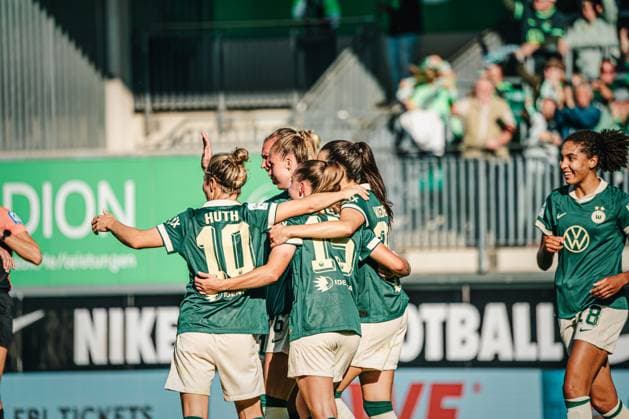 Google Pixel Womens Bundesliga VfL Wolfsburg vs FC Carl Zeiss Jena, 14 09 25 Cheers for 1 0 by Janina Minge VfL Wolfsburg, 6 Soccer, Google Pixel Womens Bundesliga, 2 Matchday VfL Wolfsburg vs FC Carl Zeiss Jena on 14 09 2025 at AOK Stadium, Wolfsburg DFB DFL REGULATIONS PROHIBIT ANY USE OF PHOTOGRAPHS AS IMAGE SEQUENCES AND OR QUASI VIDEO Copyright: xBEAUTIFULxSPORTS Tonhäuserx