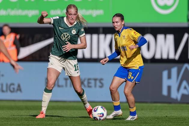 from left Camilla Küver VfL Wolfsburg, 16 and Emily Reske FC Carl Zeiss Jena, 28 in a duel, dynamic, action, game scene, THE DFB REGULATIONS PROHIBIT ANY USE OF PHOTOGRAPHS AS IMAGE SEQUENCES AND OR QUASI VIDEO , 14 09 2025, Wolfsburg Germany , Football, Google Pixel Womens Bundesliga, VfL Wolfsburg FC Carl Zeiss Jena xobx