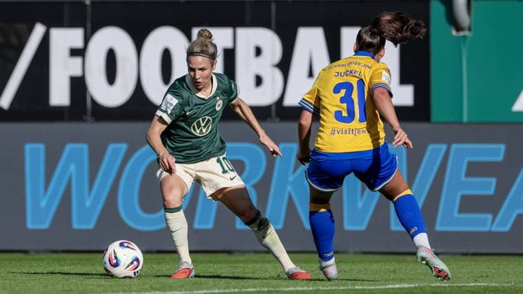from left Svenja Huth VfL Wolfsburg, 10 and Nelly Juckel FC Carl Zeiss Jena, 31 in a duel, dynamic, action, action, game scene, THE DFB REGULATIONS PROHIBIT ANY USE OF PHOTOGRAPHS AS IMAGE SEQUENCES AND OR QUASI VIDEO , 14 09 2025, Wolfsburg Germany , Football, Google Pixel Womens Bundesliga, VfL Wolfsburg FC Carl Zeiss Jena xobx