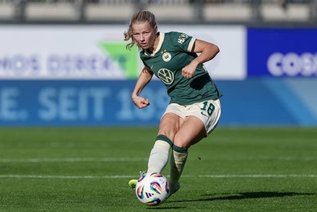 Justine Kielland VfL Wolfsburg, 18 on the ball, cropped image, single image, full body, action, action scene, THE DFB GUIDELINES PROHIBIT ANY USE OF PHOTOGRAPHS AS IMAGE SEQUENCES AND OR QUASI VIDEO DFB REGULATIONS PROHIBIT ANY USE OF PHOTOGRAPHS AS IMAGE SEQUENCES AND OR QUASI VIDEO , 14 09 2025, Wolfsburg Germany , Soccer, Google Pixel Womens Bundesliga, VfL Wolfsburg FC Carl Zeiss Jena xobx