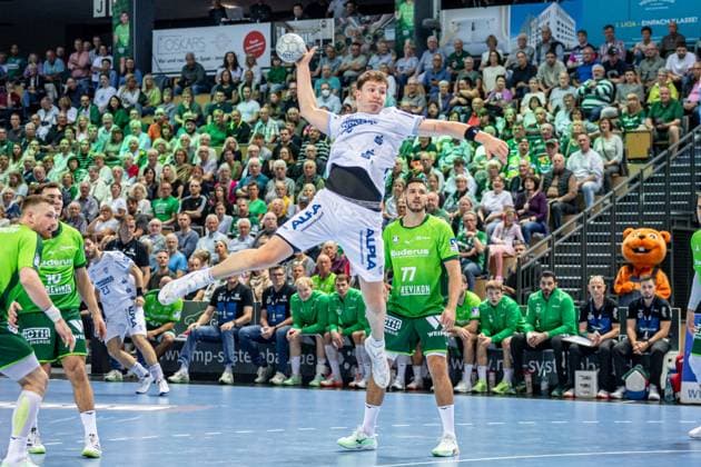 Handball Bundesliga HSG Wetzlar TBV Lemgo Lippe, 14 09 25 Joel Willecke TBV Lemgo Lippe, 24 , Stefan Cavor HSG Wetzlar, 77 Handball Bundesliga HSG Wetzlar TBV Lemgo Lippe Wetzlar, 14 09 25 Copyright: xBEAUTIFULxSPORTS Roeczeyx